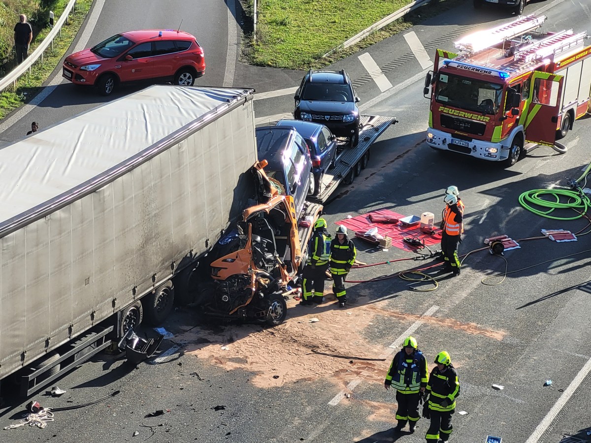 Ein Kleintransporter hat sich nach einem Unfall auf der A1 im Ruhrgebiet unter einem LKW verkeilt.