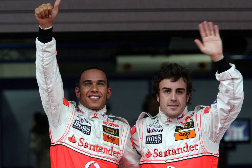 Lewis Hamilton und Fernando Alonso Arm in Arm.