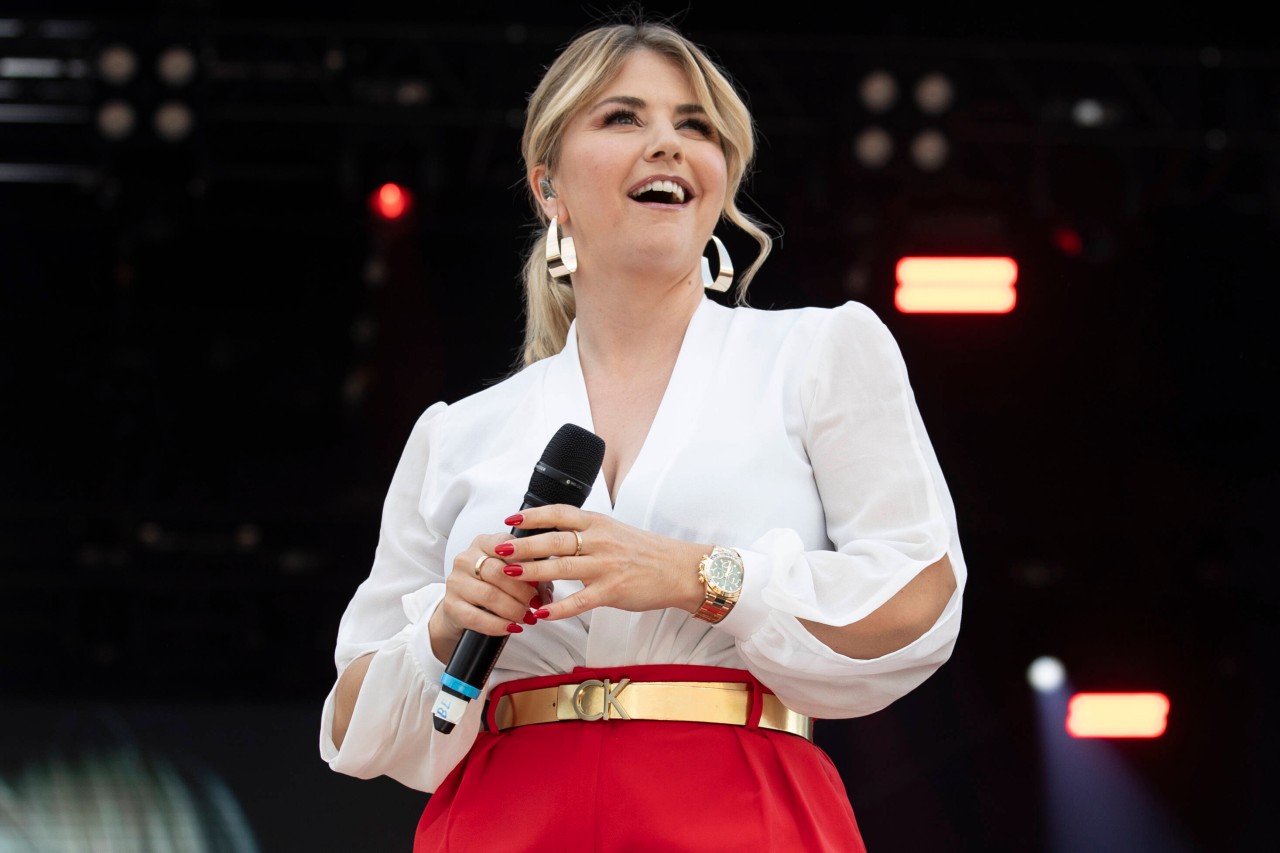 In der RTL-Show „Denn sie wissen nicht, was passiert“ wird es für Beatrice Egli ziemlich heiß. In der RTL-Show „Denn sie wissen nicht, was passiert“ wird es für Beatrice Egli ziemlich heiß.