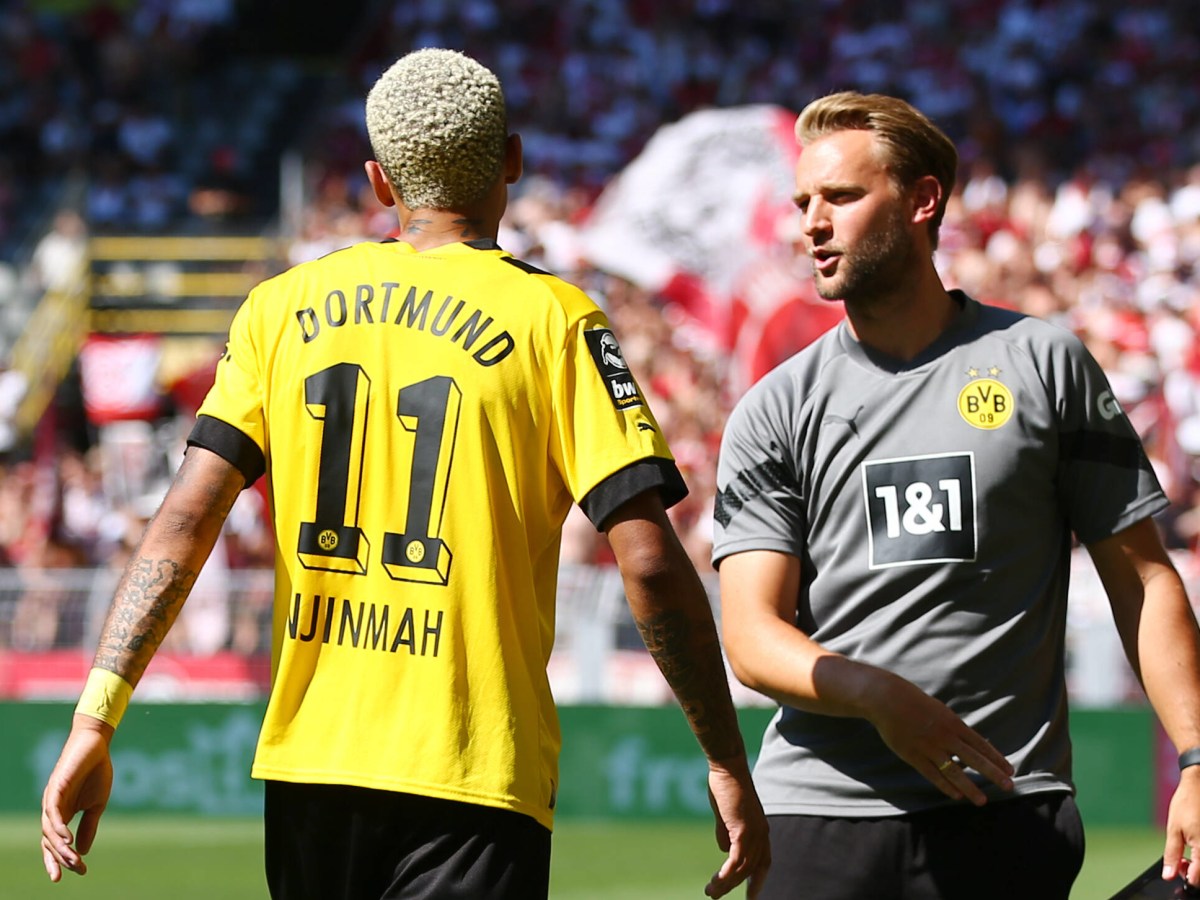 Pasacl Bieler klatscht bei der U23 von Borussia Dortmund mit Justin Njinmah ab.
