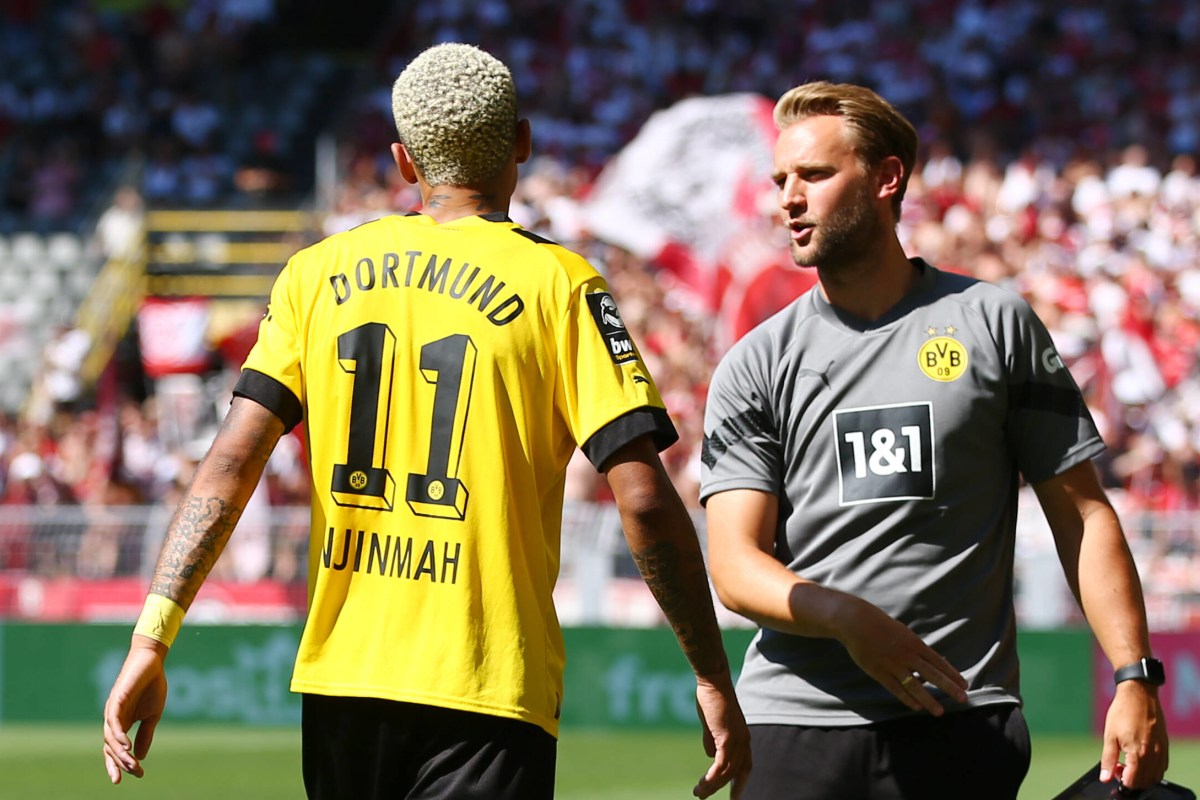 Pasacl Bieler klatscht bei der U23 von Borussia Dortmund mit Justin Njinmah ab.