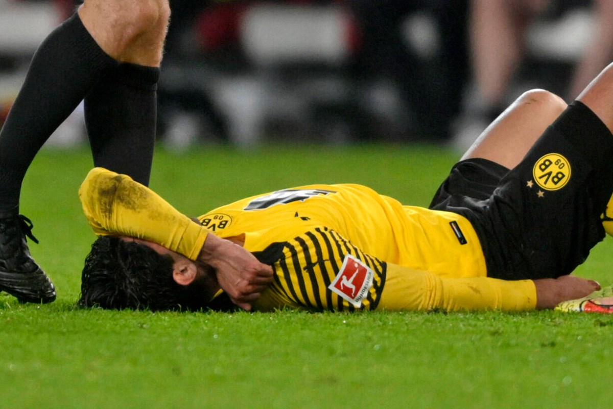 Mahmoud Dahoud bei Borussia Dortmund vor Schmerzen am Boden.