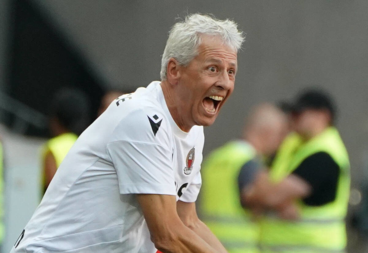 Lucien Favre, Ex-Trainer von Borussia Dortmund, brÃ¼llt seine Spieler an.