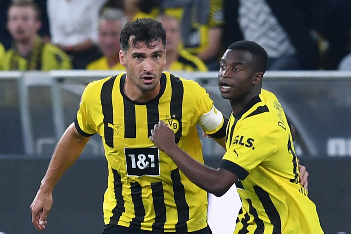 Mats Hummels und Youssoufa Moukoko im Trikot von Borussia Dortmund.