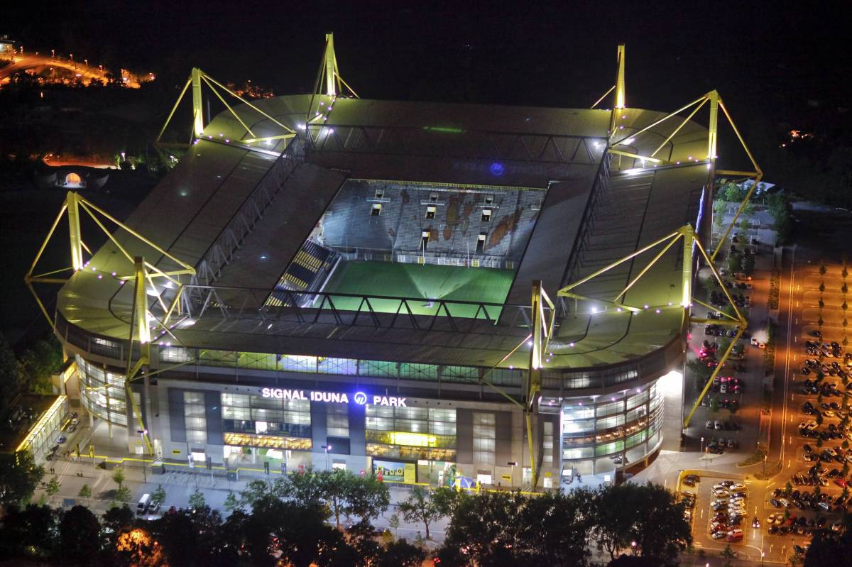 Das Stadion von Borussia Dortmund in der Nacht.