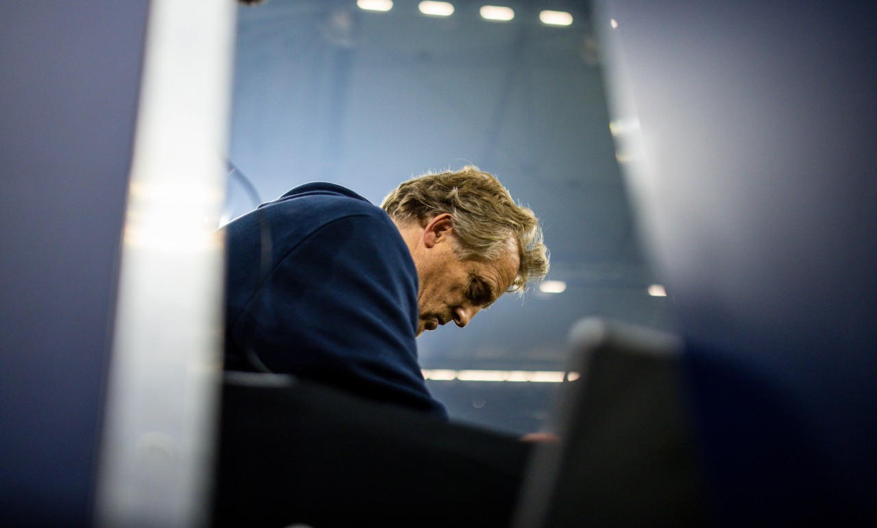 Mike Büskens führte den FC Schalke 04 zum Aufstieg. Nun spricht er schonungslos über den Abstieg.