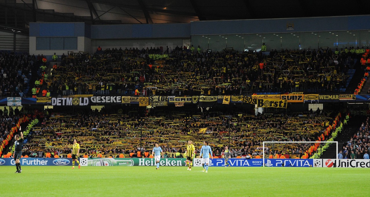Fans von Borussia Dortmund in ManCitys Etihad Stadium.