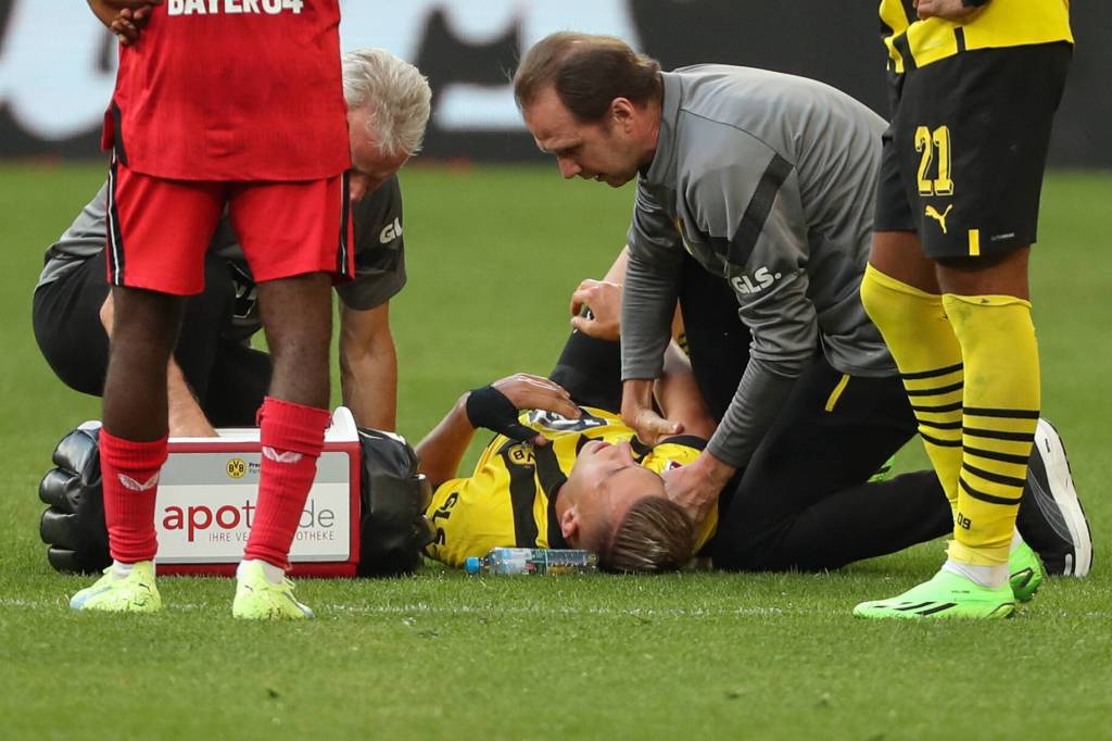 Im ersten Bundesligaspiel für Borussia Dortmund verletzte sich Nico Schlotterbeck an der Schulter.