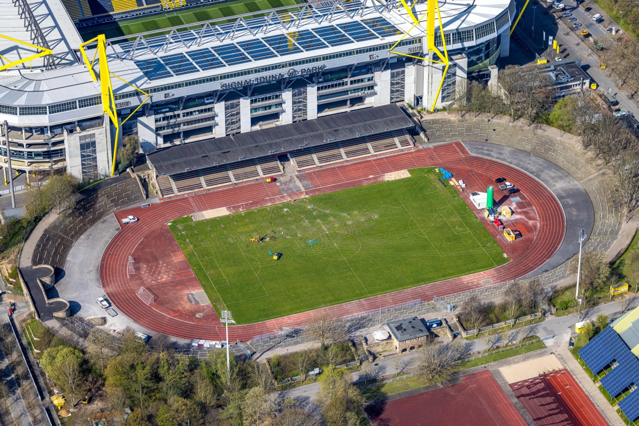 Borussia Dortmunds U23 hat ein Problem. Die Rote Erde (unten) bleiben eine Baustelle, das Westfalenstadion ist nun keine Alternative mehr.