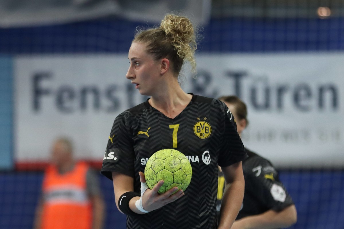 Borussia Dortmund droht ein Skandal bei seinen Handballerinnen. Mia Zschocke (Foto) und Amelie Berger haben fristlos gekündigt. Borussia Dortmund droht ein Skandal bei seinen Handballerinnen. Mia Zschocke (Foto) und Amelie Berger haben fristlos gekündigt.