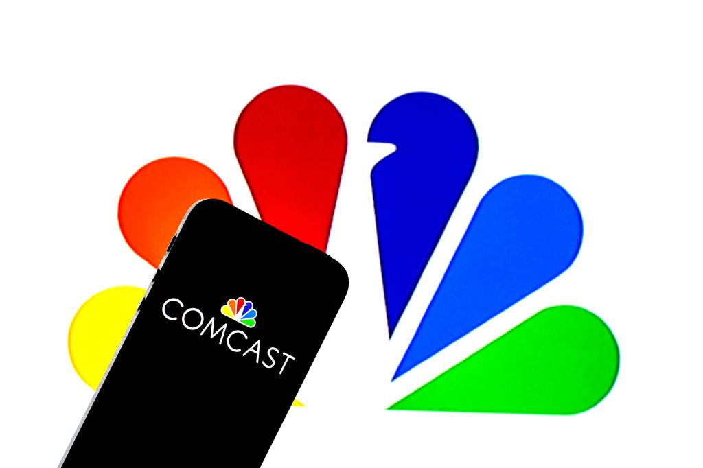 Ein Handy zeigt das Logo von Sky-Mutterkonzern Comcast.