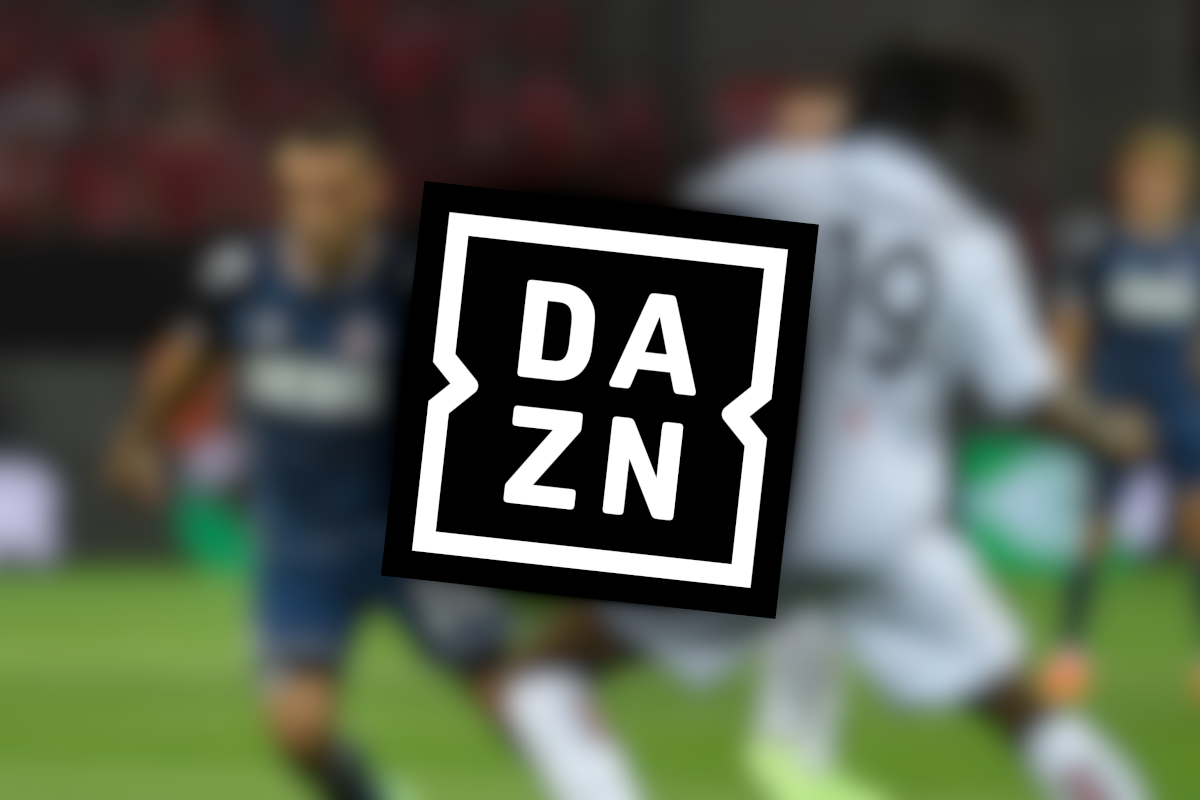 DAZN-Logo vor einem Zweikampf in der Europa League.