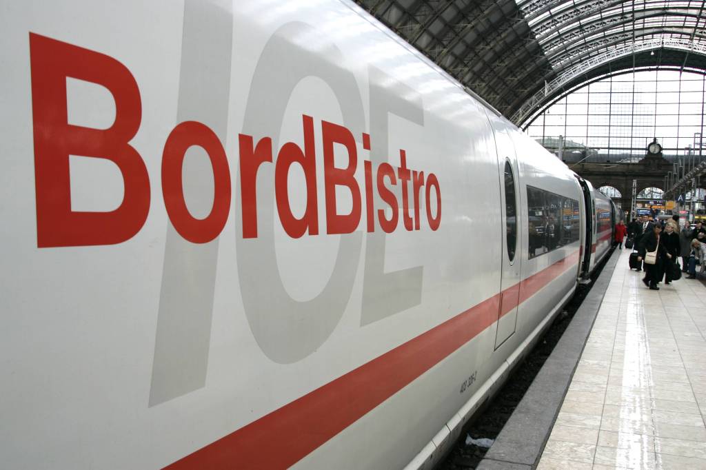 Auf einem ICE der Deutschen Bahn prangt das Wort "BordBistro".