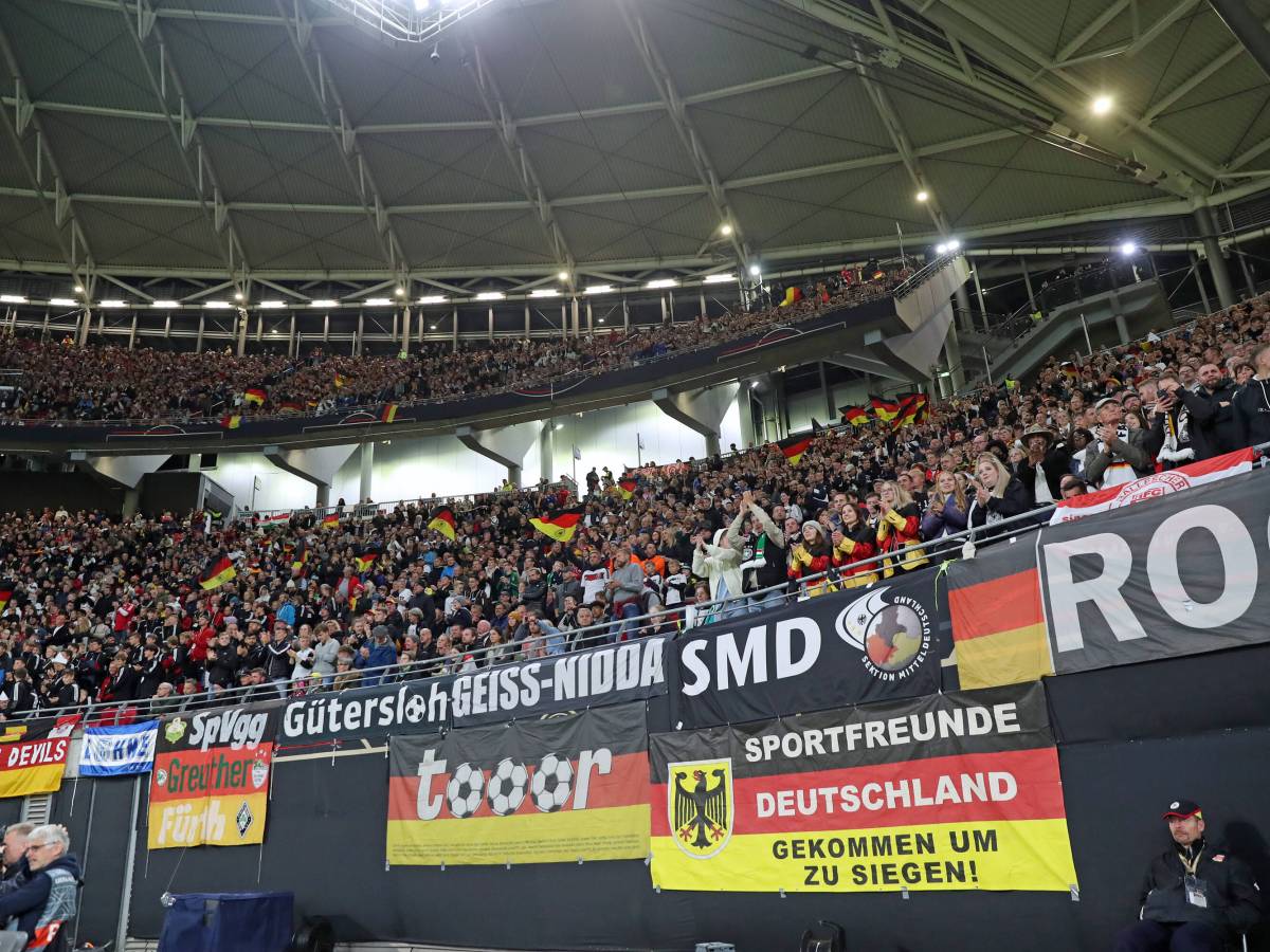 Die deutsche Fankurve bei Deutschland â€“ Ungarn in Leipzig.