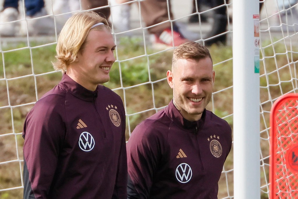 Julian Brandt lacht vor Deutschland – Ungarn mit David Raum.