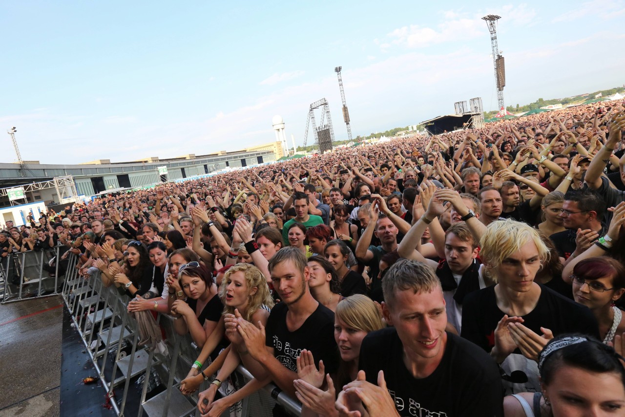 „Die Ärzte“ ließen die Fans auf dem Tempelhofer Feld ausrasten. (Archivbild)