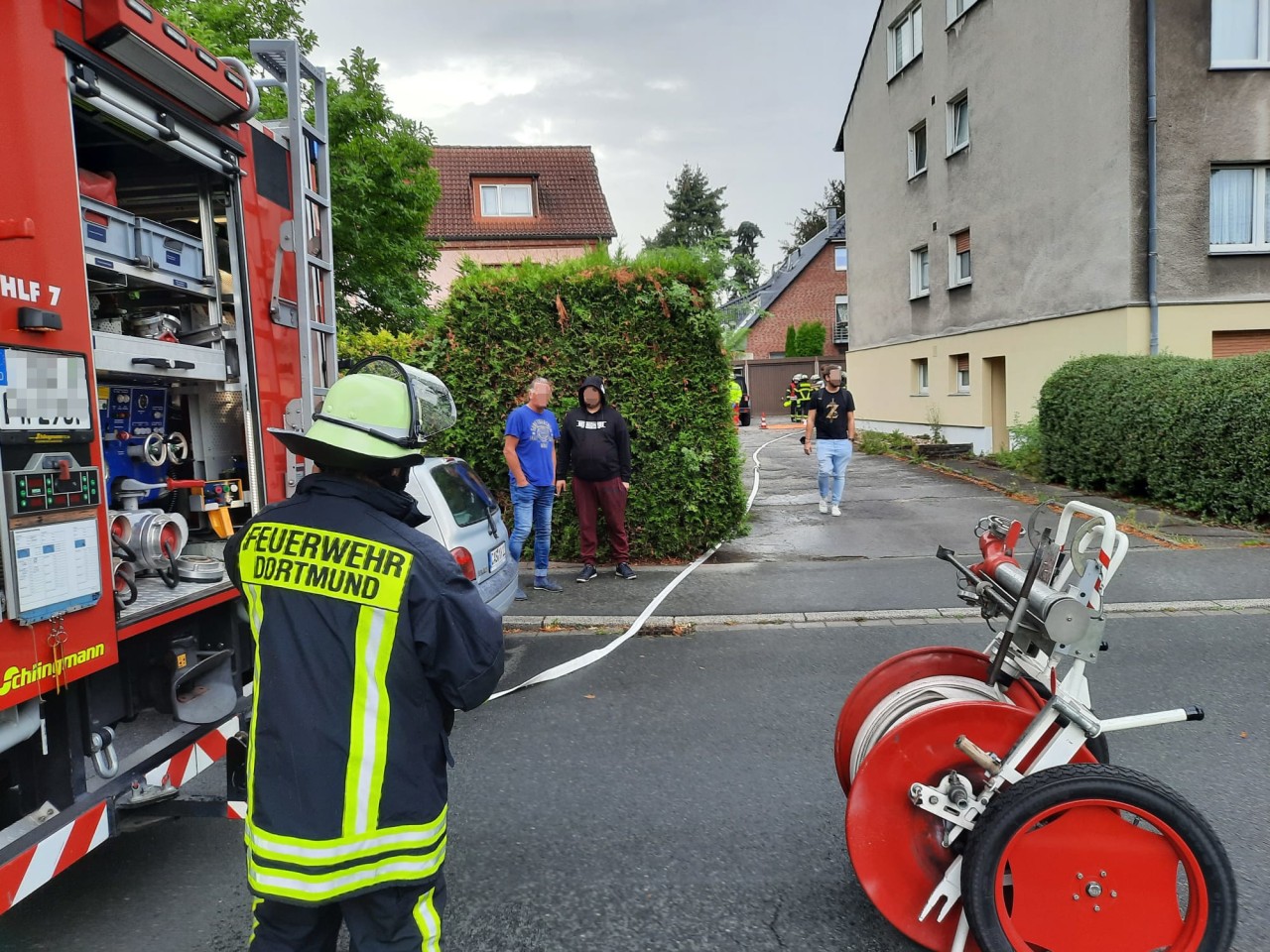 Die Feuerwehr Dortmund rückte mitsamt Chemiezug zu einem Mehrfamilienhaus in Brechten aus.