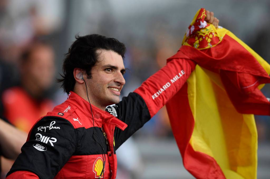 Carlos Sainz bejubelt seinen ersten Sieg in der Formel 1 mit der spanischen Flagge.