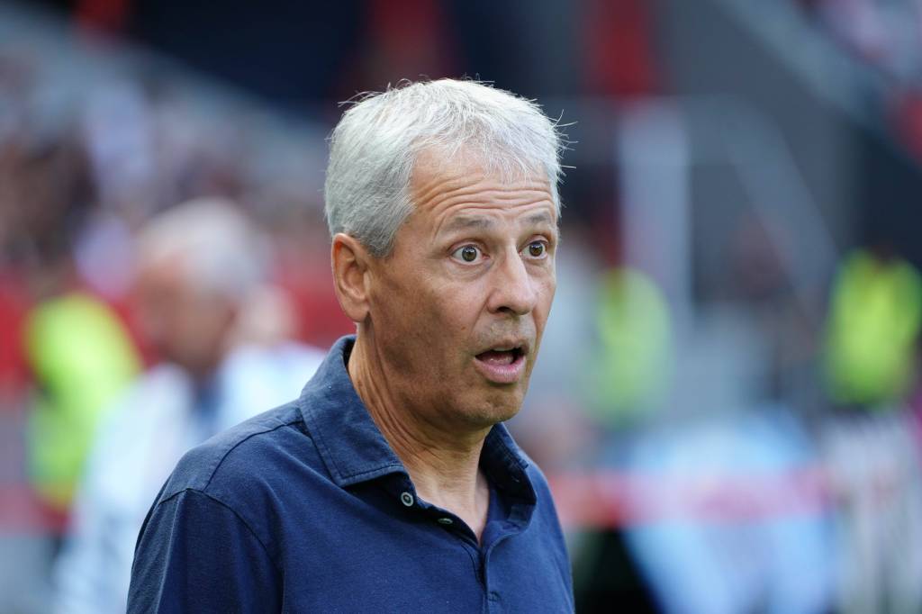 Lucien Favre schaut verdutzt. Der Ex-Trainer von Borussia Dortmund steht vor dem Aus.