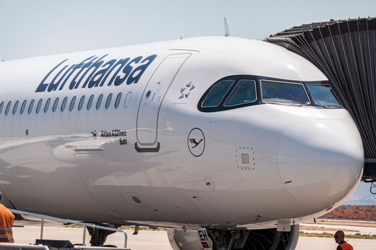 Flughafen Düsseldorf: Die Maschinen der Lufthansa werden am Freitag größtenteils am Boden bleiben. (Symbolbild) Flughafen Düsseldorf: Die Maschinen der Lufthansa werden am Freitag größtenteils am Boden bleiben. (Symbolbild)