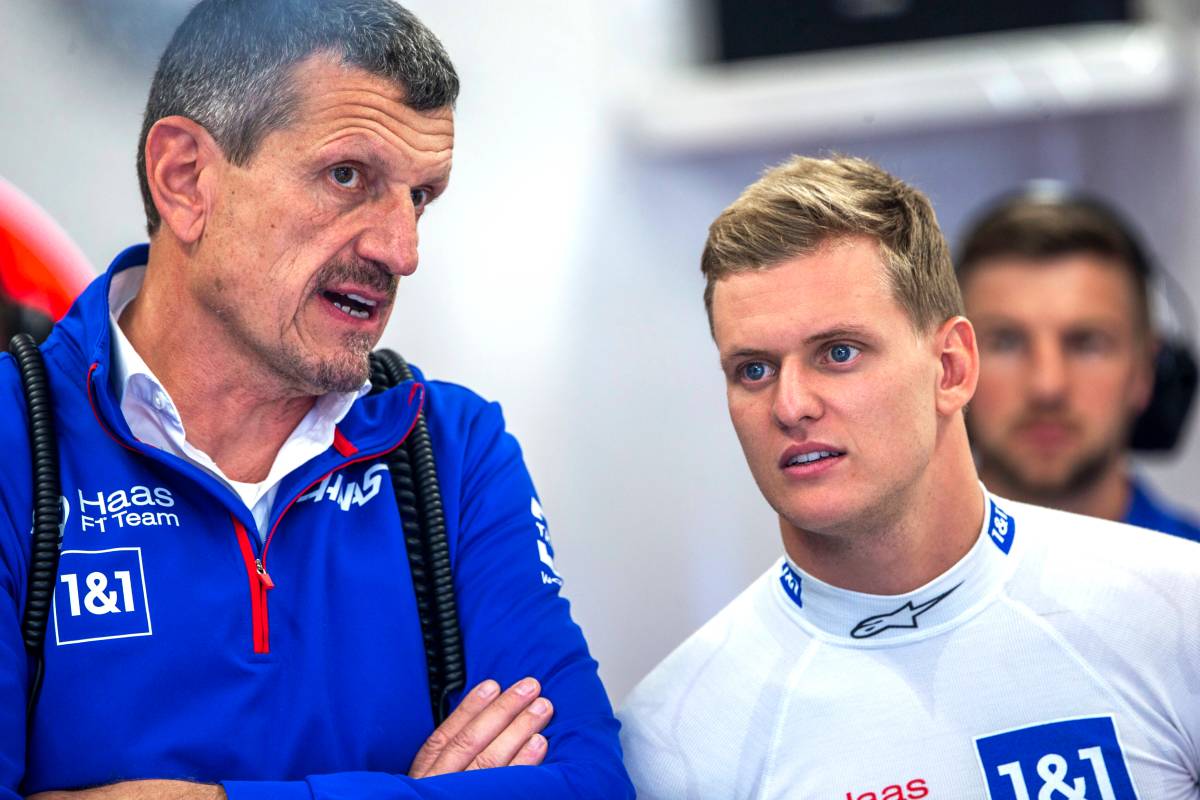 In der Formel 1 sprechen Günther Steiner (l.) und Mick Schumacher miteinander.