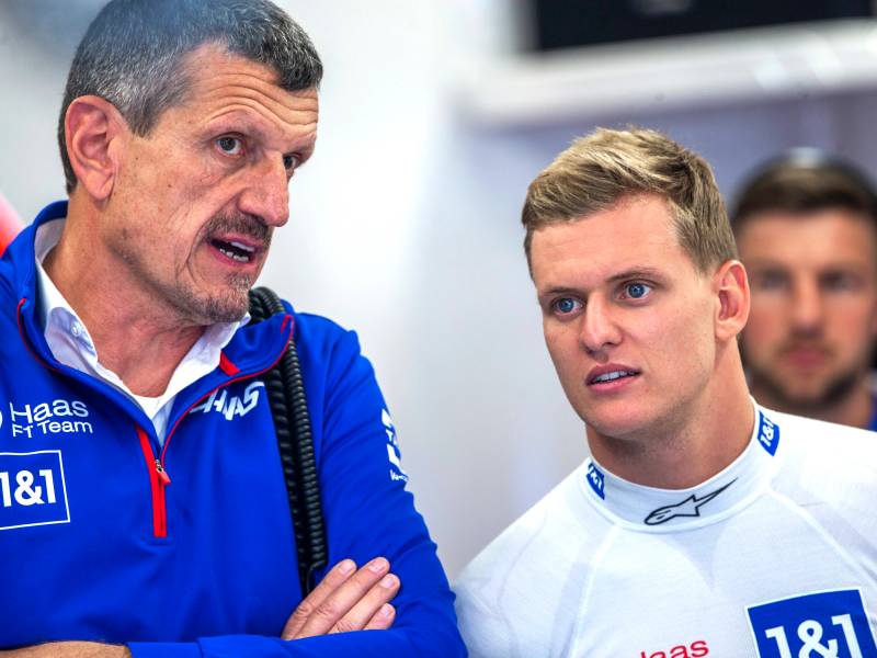 In der Formel 1 sprechen Günther Steiner (l.) und Mick Schumacher miteinander.