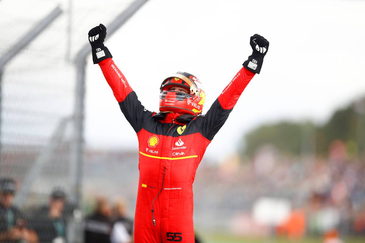 Carlos Sainz jubelt über seinen ersten Sieg in der Formel 1.