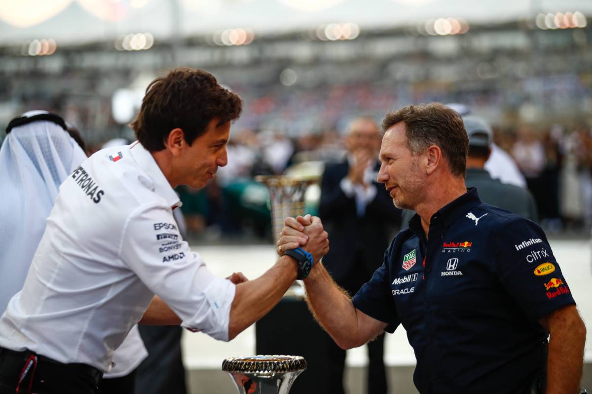 Mercedes-Boss Toto Wolff (l.) und Christian Horner geben sich vor einem Rennen der Formel 1 die Hand.