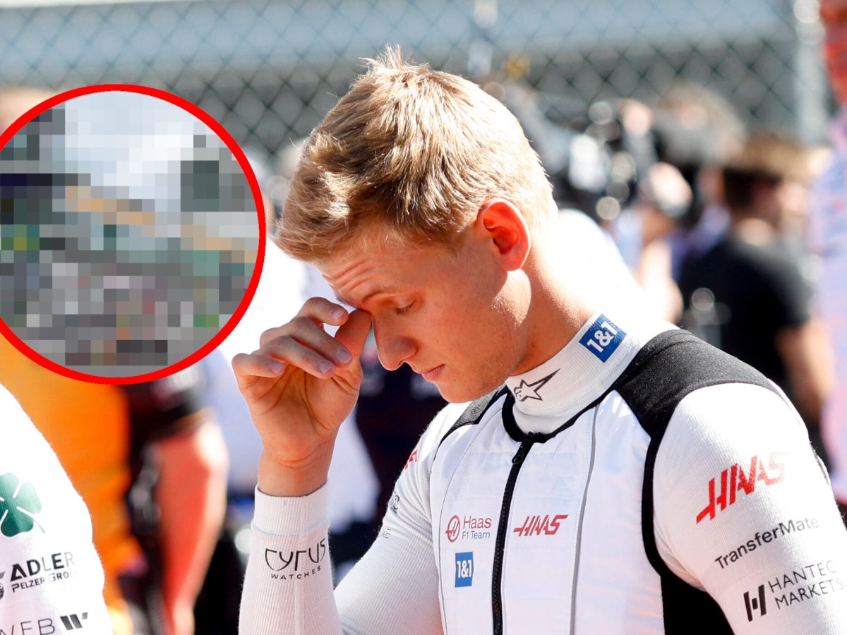 Mick Schumacher schaut in der Formel 1 betreten zu Boden.