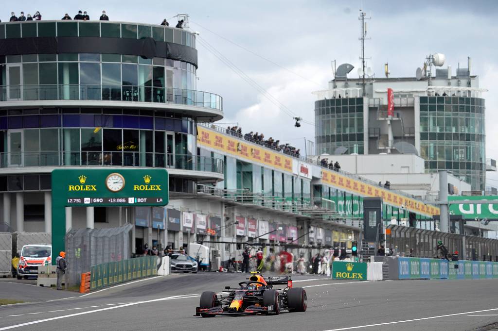 Ein Formel-1-Auto fährt über den Nürburgring.