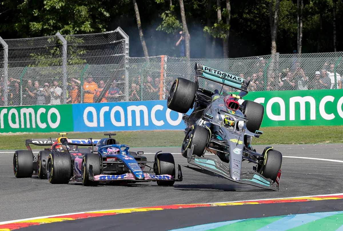 In der Formel 1 schied Lewis Hamilton spektakulär aus. In der Formel 1 schied Lewis Hamilton spektakulär aus.