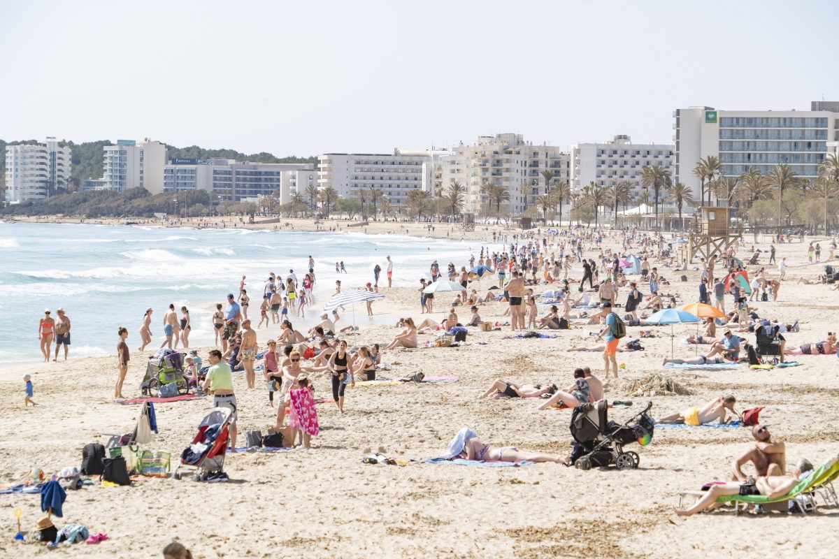 Urlaub auf Mallorca: Touristen lassen es sich am Strand gut gehen.