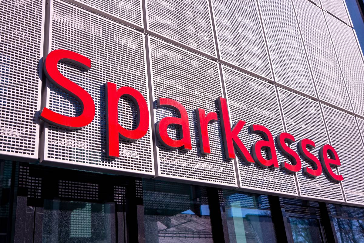 Das rote Logo der Sparkasse auf der Fassade einer Filiale.