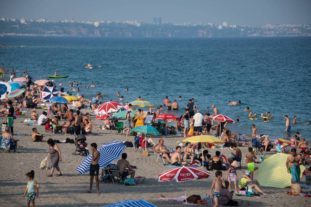 Menschen am Strand in der Türkei