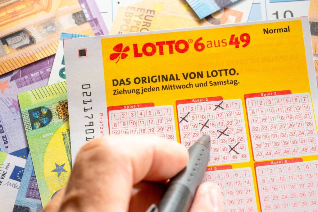 Spieler kreuzt Zahlen im Lotto an.