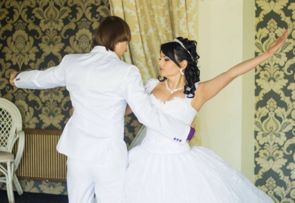 Hochzeit: Paar tanzt seinen Eröffnungstanz