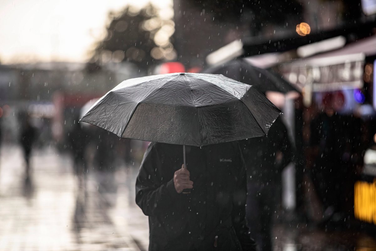 Wetter in NRW: Mann mit Regenschirm