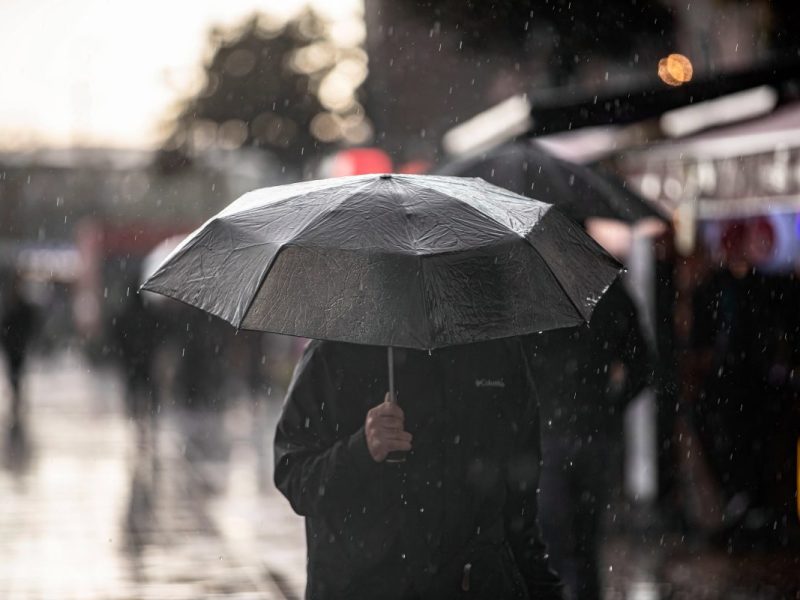 Wetter in NRW: Mann mit Regenschirm