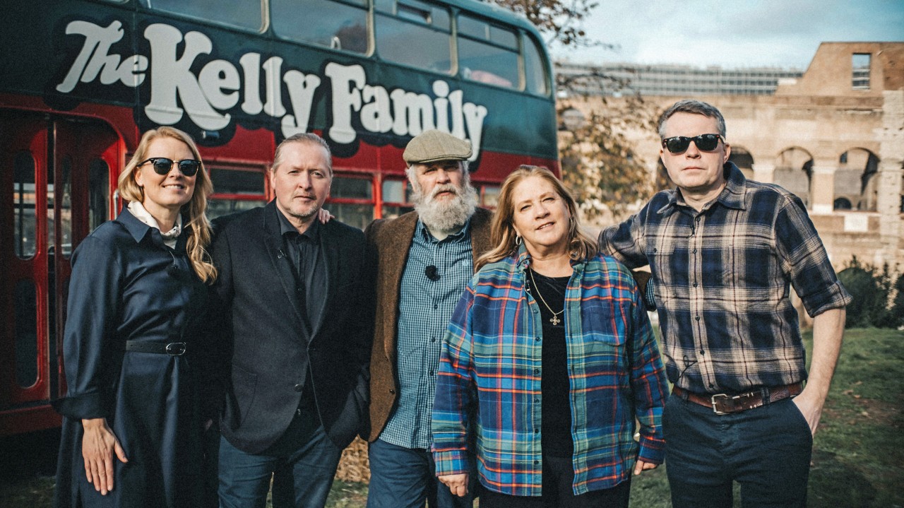 In „Kelly Family: Die Reise geht weiter“ kehren die Musiker an die wichtigsten Stationen ihrer Karriere zurück. In „Kelly Family: Die Reise geht weiter“ kehren die Musiker an die wichtigsten Stationen ihrer Karriere zurück.