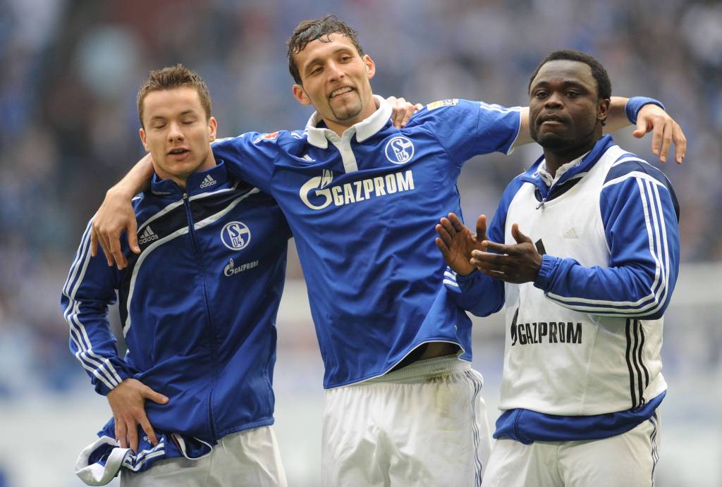 Kevin Kurayni im Trikot des FC Schalke 04 mit Gerald Asamoah im Arm.