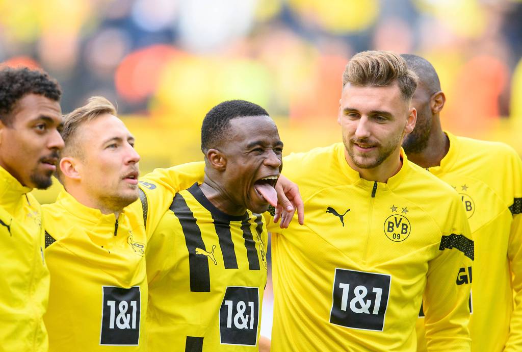 Youssoufa Moukoko streckt die Zunge raus, nachdem er Borussia Dortmund zum Derbysieg gegen Schalke geschossen hat.