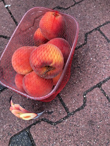 Gruselig, was ein Ehepaar versehentlich mit seinen Pfirsichen im Supermarkt kaufte. Gruselig, was ein Ehepaar versehentlich mit seinen Pfirsichen im Supermarkt kaufte.