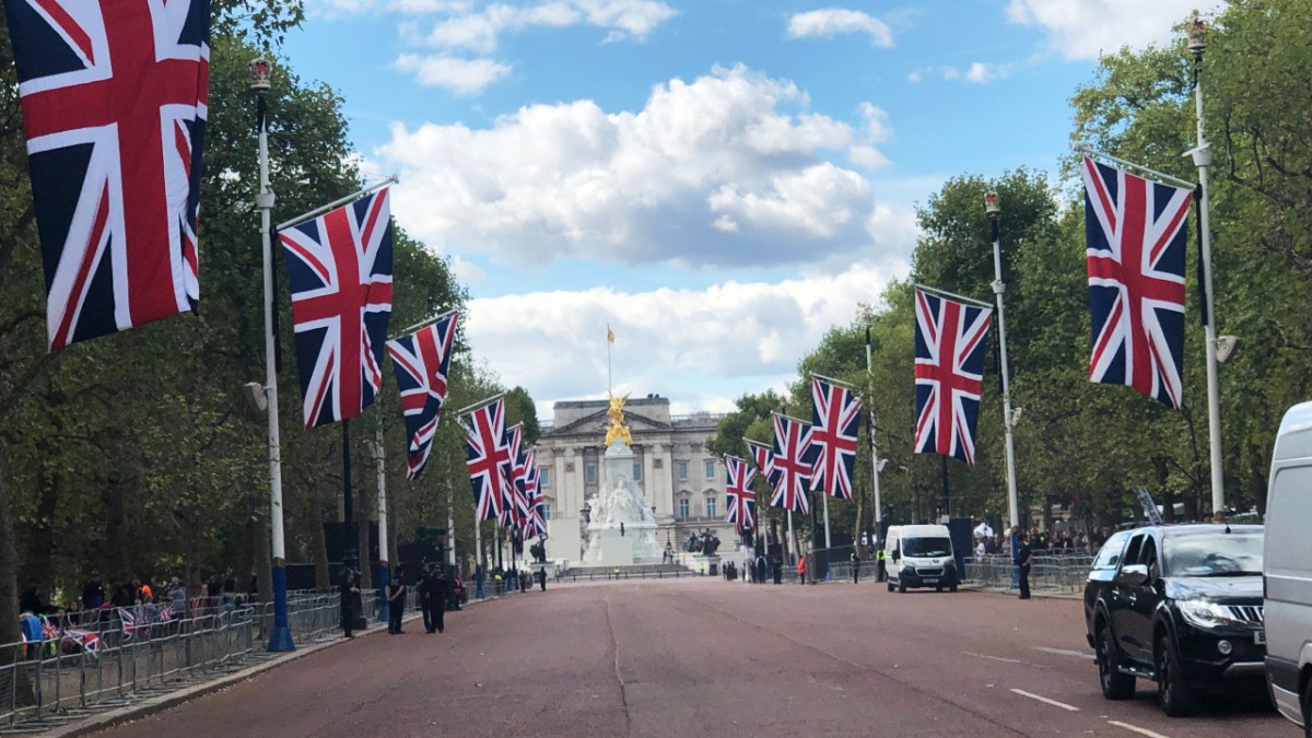 Kurz vor der Beerdigung der Queen kommt es in der Gegend des Buckingham Palace zu emotionalen Szenen.