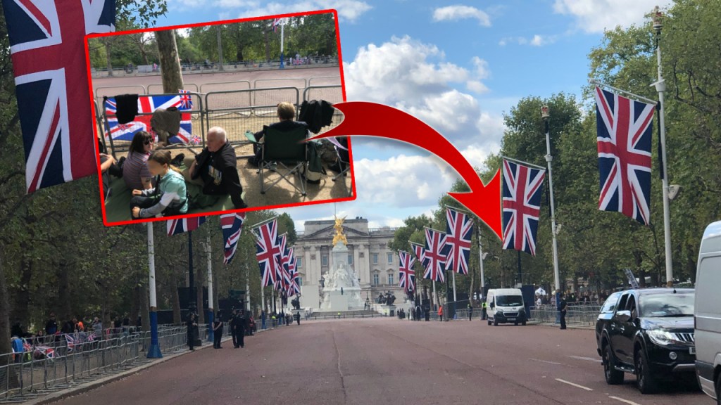 Zahlreiche Royals-Fans campieren am Sonntag vor dem Buckingham Palace.