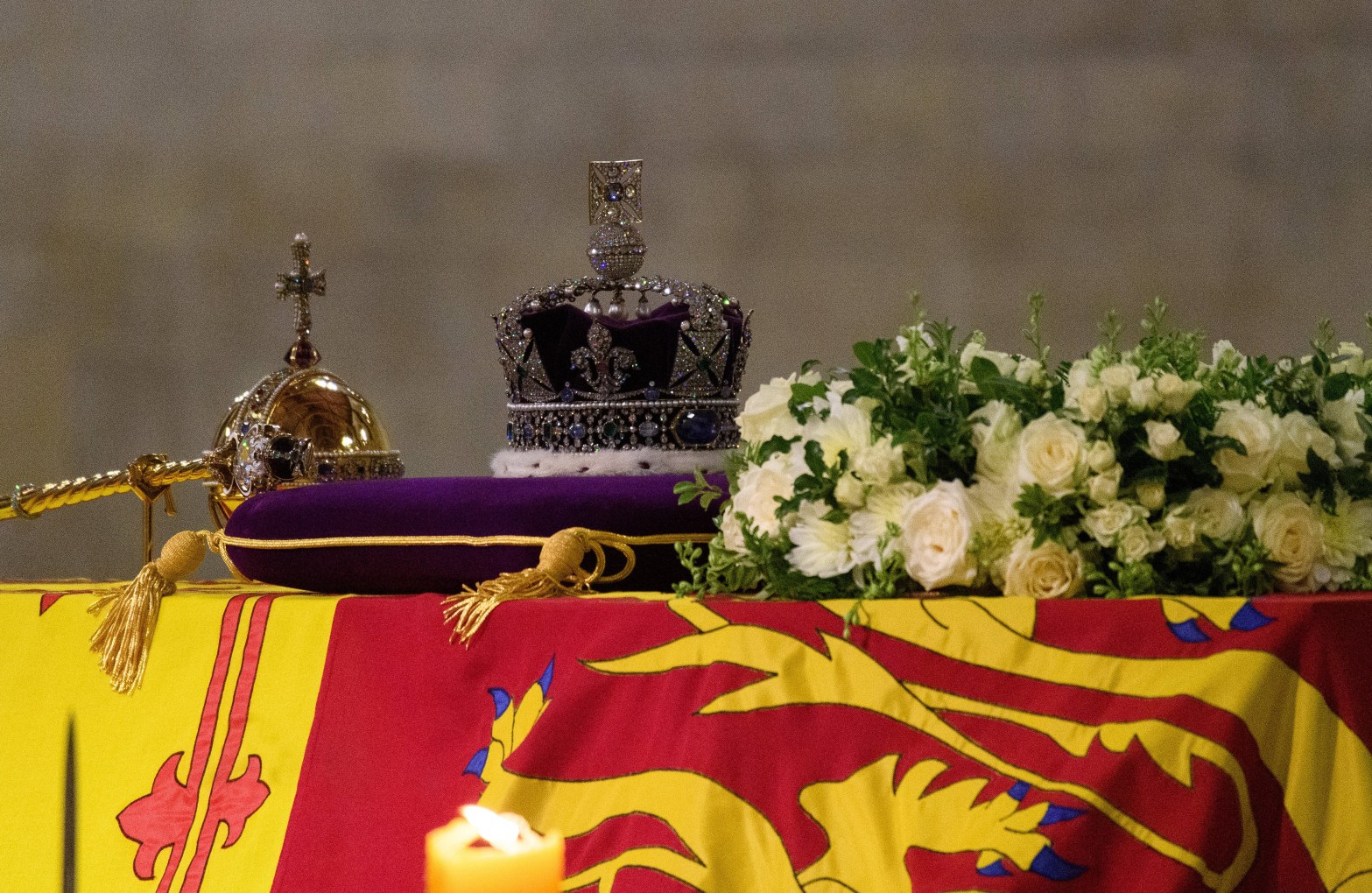 Queen Elizabeth II: Damit hätte niemand gerechnet – ER bricht am Sarg der Königin in Tränen aus