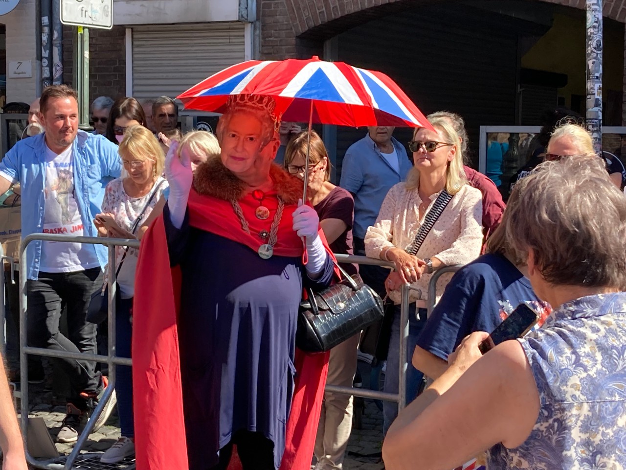 Na, wer hat sich denn da einen Scherz erlaubt? Dank eines verkleideten Mannes kommt es in Düsseldorf zu einem Spontan-Besuch der Queen. 