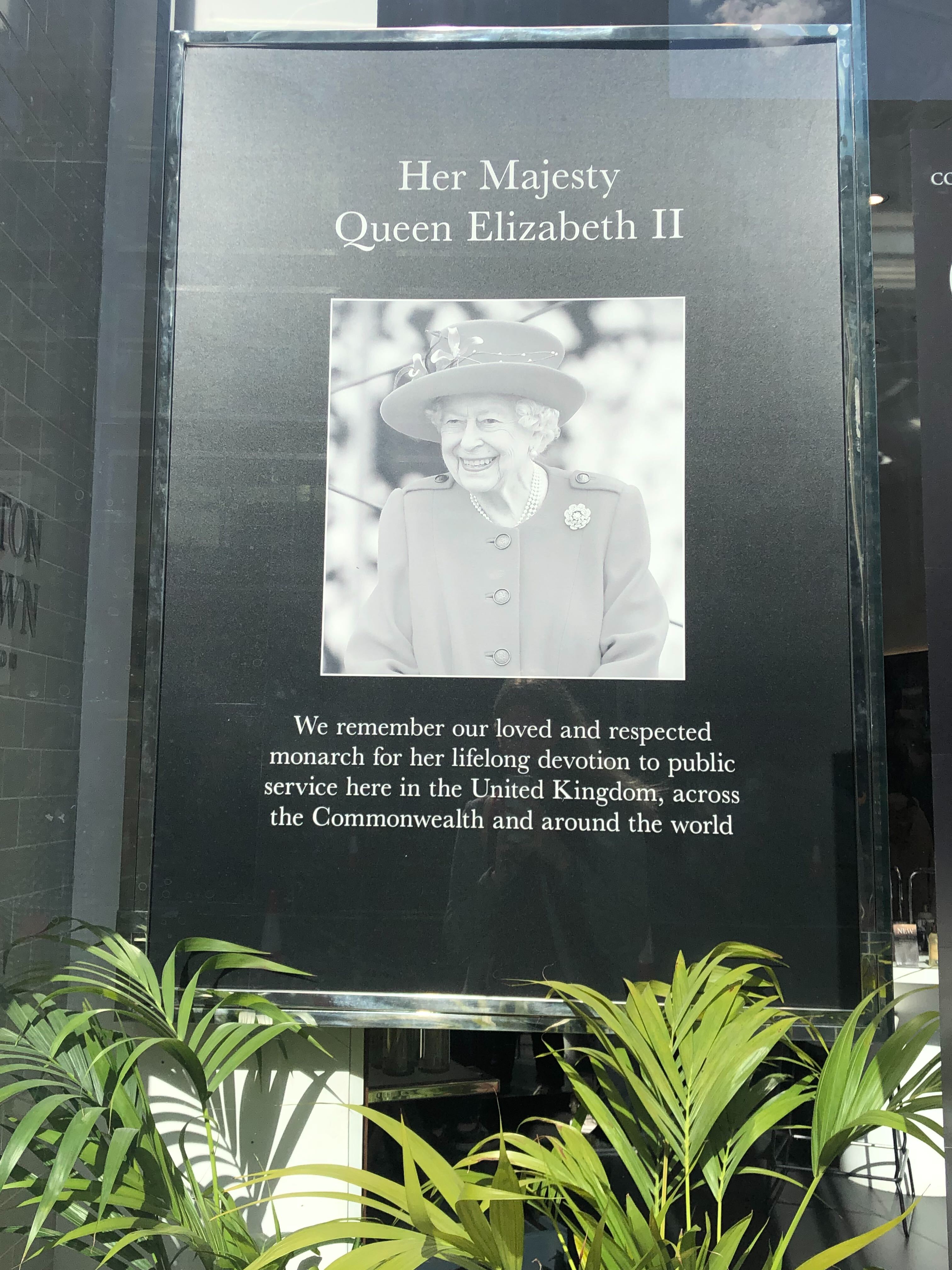 In diesem Schaufenster heißt es: "Wir gedenken unserer geliebten und geachteten Monarchin für ihr lebenslanges Engagement im öffentlichen Dienst hier im Vereinigten Königreich, im Commonwealth und in der ganzen Welt."