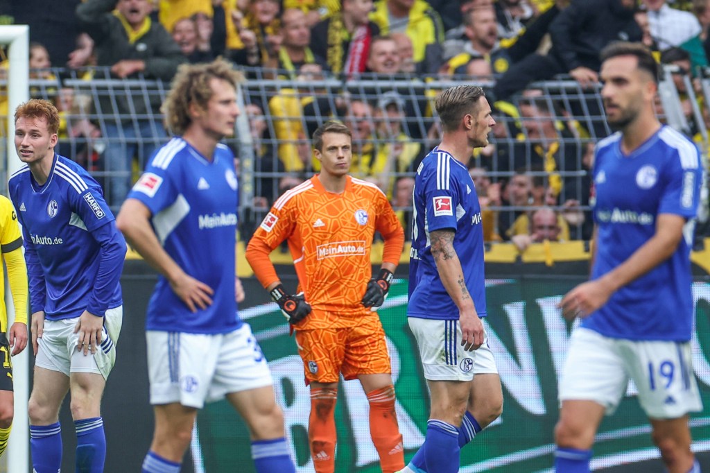 Frustrierte Spieler des FC Schalke 04 in Dortmund.