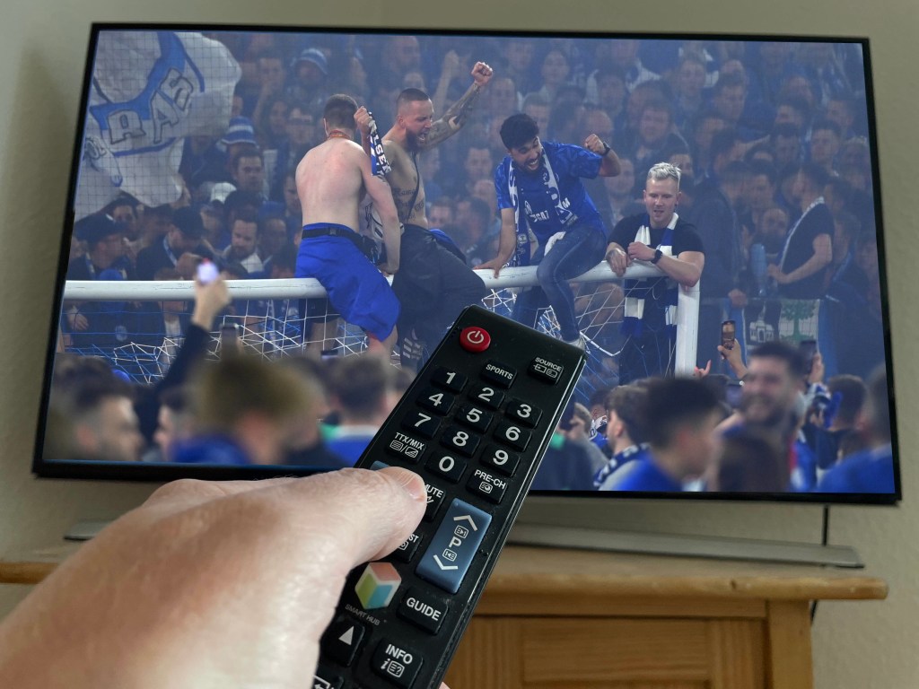 Ein TV-Zuschauer schaltet auf die Doku über den FC Schalke 04.