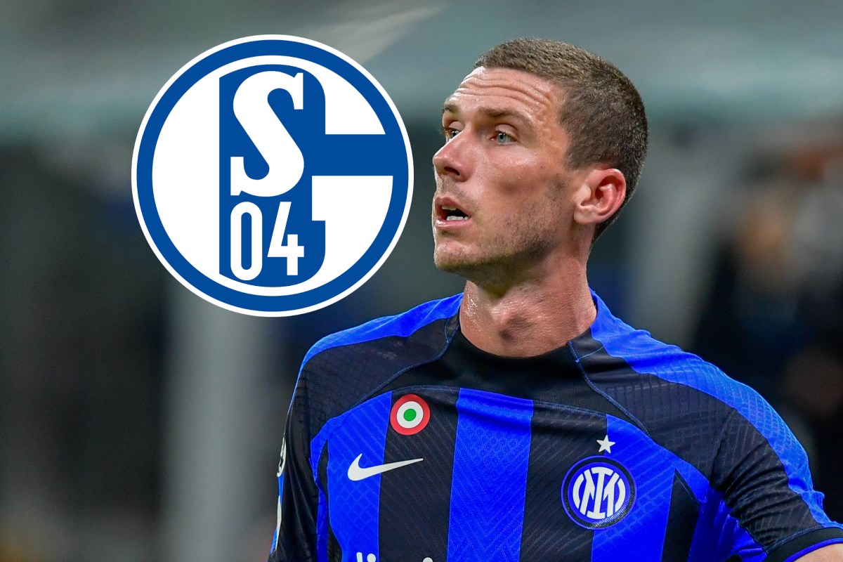 Robin Gosens schaut verdutzt auf das Wappen des FC Schalke 04.